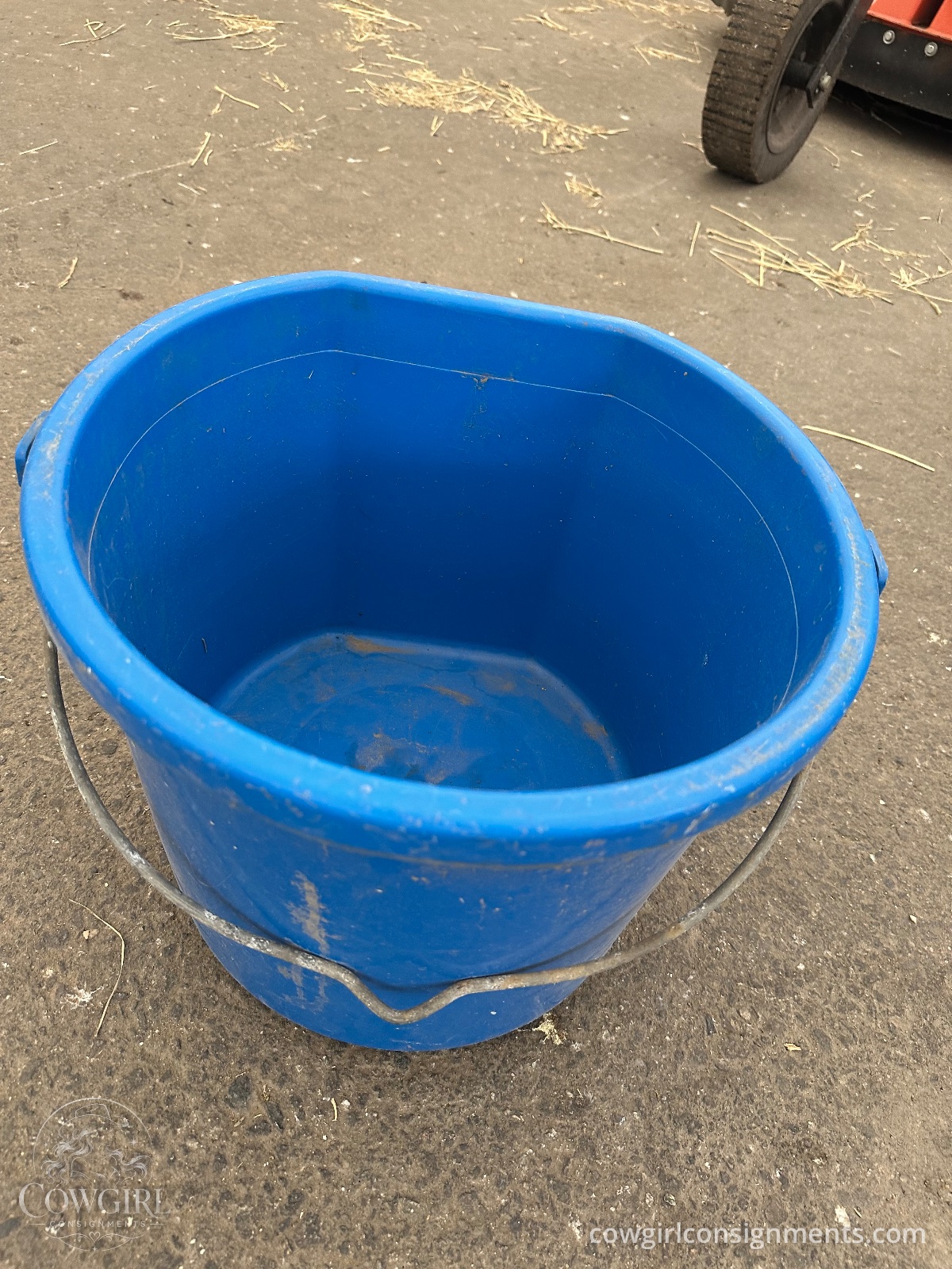 Heated Flat-Back Water Bucket