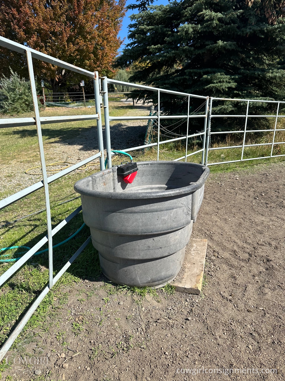 Rubbermaid 100 Gallon Stock Tank With Float Valve, photo 2